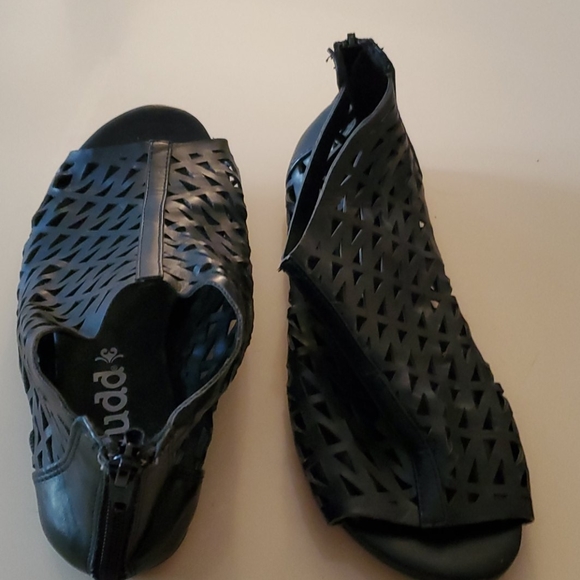 Black cutout booties flats - Picture 3 of 4